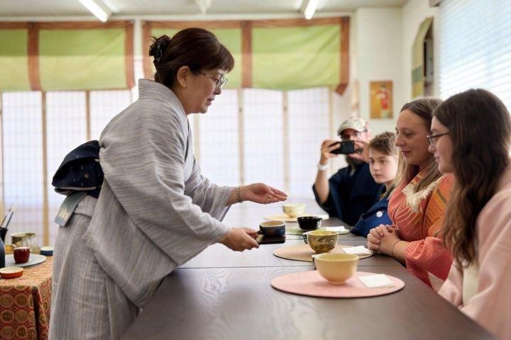 浅草での着物体験とお茶会、抹茶と和菓子付き