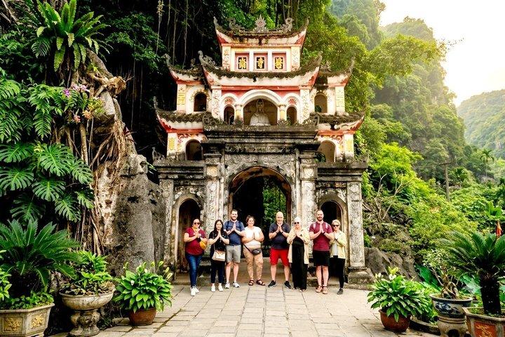 Esplora i punti salienti di Ninh Binh con un tour privato di un giorno da Hanoi