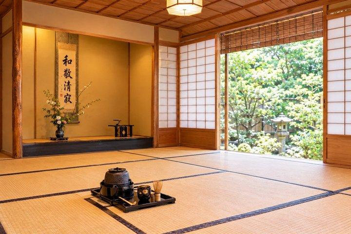 京都:着物と伝統的な抹茶茶道