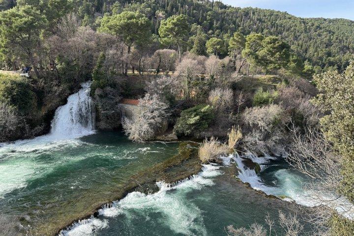 ザダル発クルカの滝アフタヌーンツアー(チケット付き)